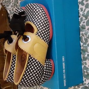 John FLUEVOG Choice/Adele Black Dots size 7